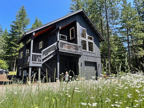 FUNcadia Dreamy Mountain View Cabin w/ hot tub