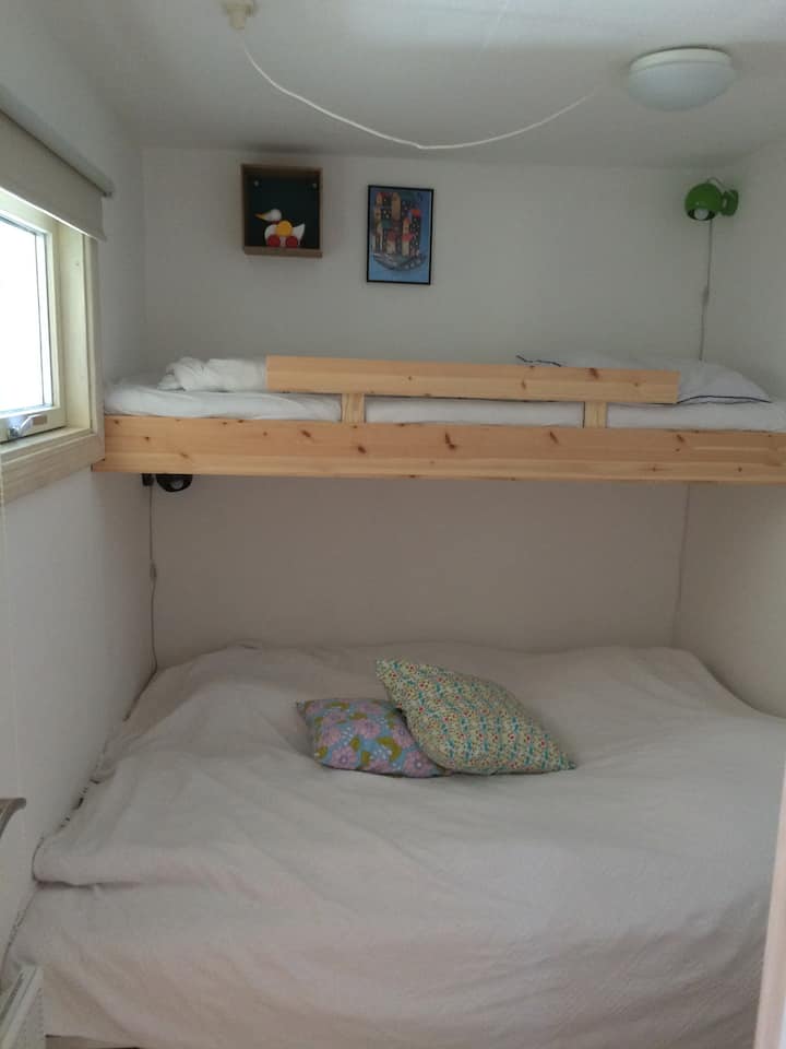 ห้องเด็กพร้อมเตียงสองชั้นและเตียงคู่