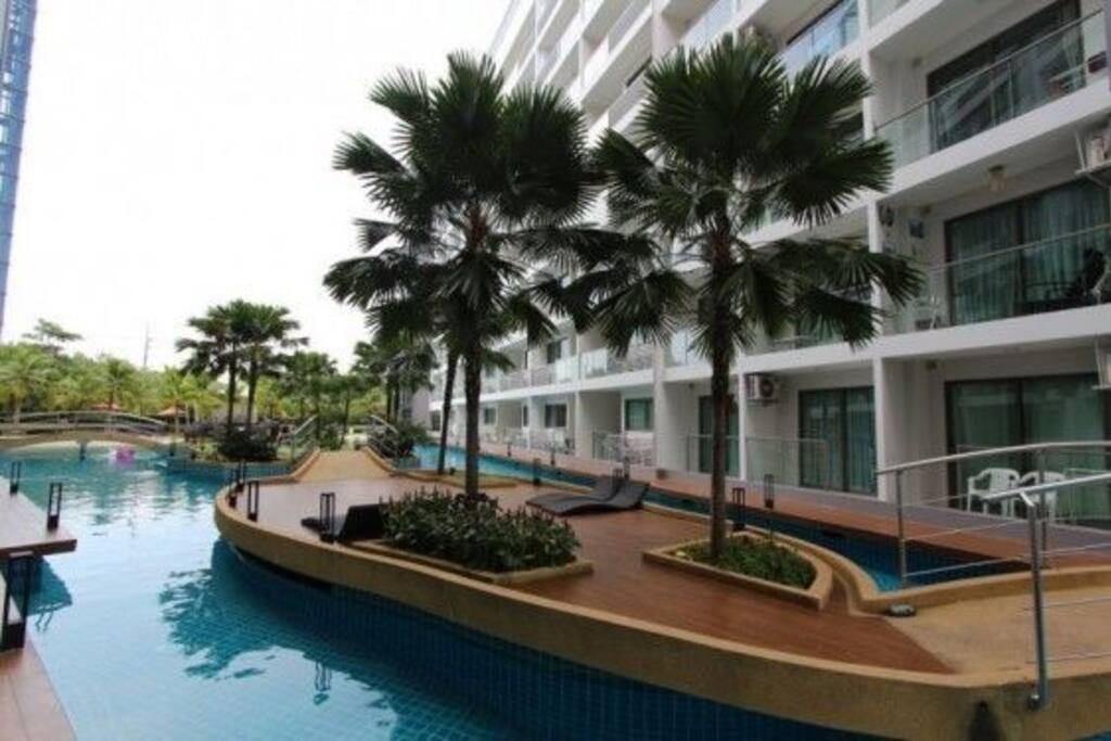 Side pool.