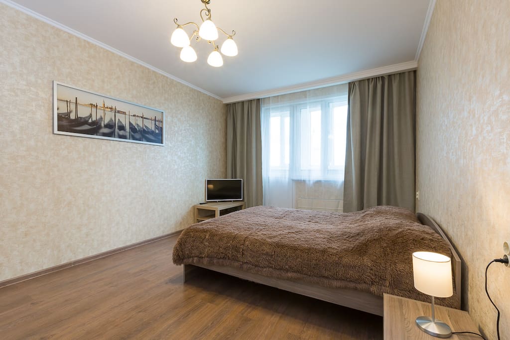 Комната с удобной двуспальной кроватью