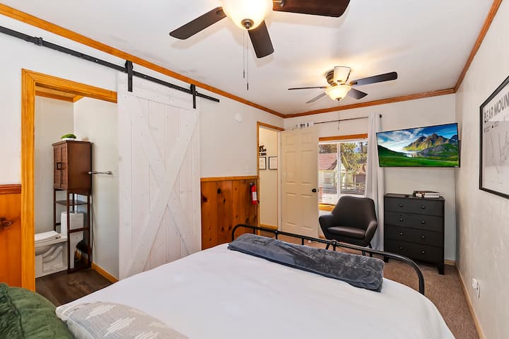 تحتوي غرفة النوم الأولى في الكوخ على سرير بحجم وسط وتلفزيون وحمام خاص. 