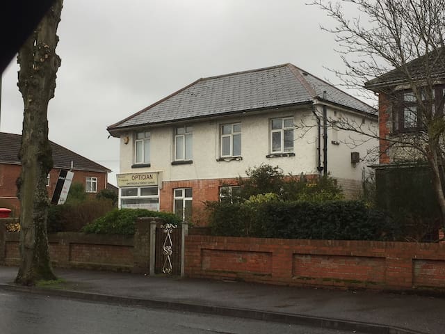 Large house 6 bedroom 12+guests basic accomodation