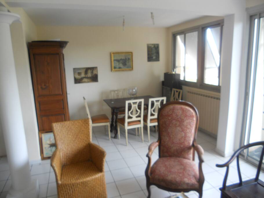Salle à manger s'ouvrant sur le salon. Table pour 6 voyageurs.