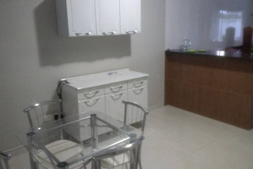 Cozinha com mesa e cadeiras, fogão e geladeira,podendo ser usados pelos nossos hóspedes.