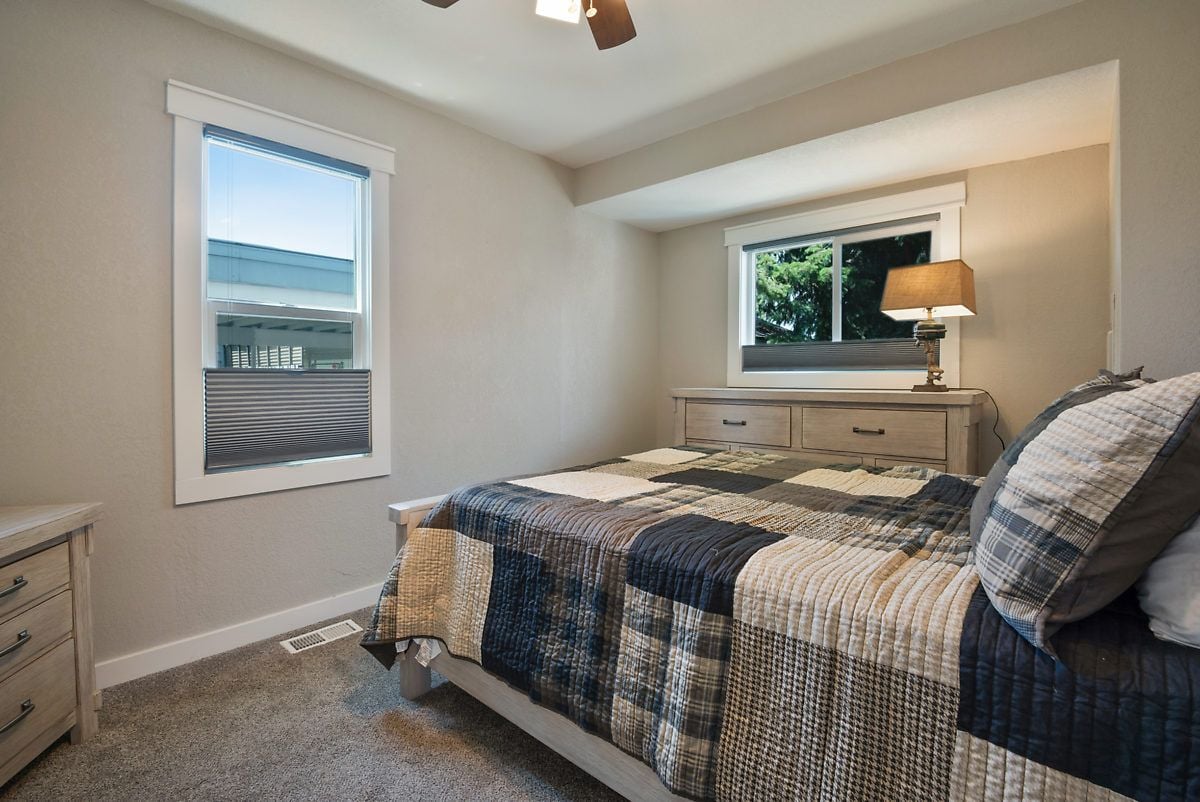 Habitación #2 Cama tamaño queen con armario, cómoda grande y ventilador de techo. 