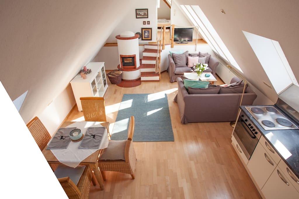 Blick in das Wohnzimmer mit Ofen