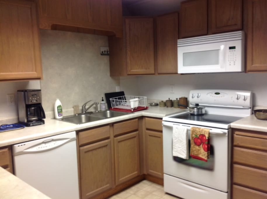 Kitchen with microwave, toaster, coffee maker, stove. Fresh butter scones, juice in freezer, coffee, tea when you arrive.