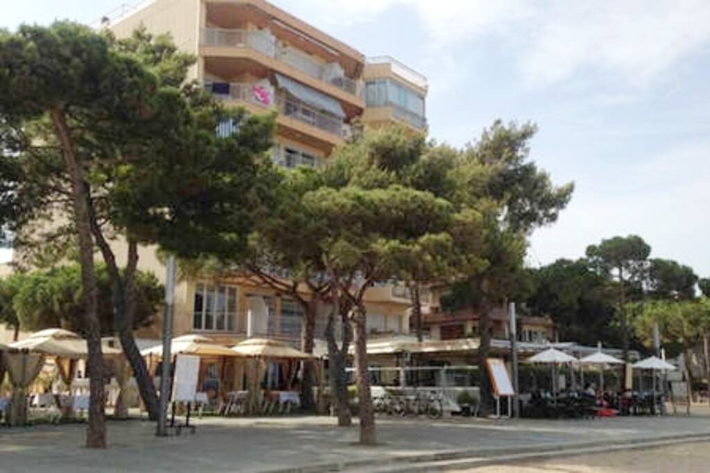 Edificio: entrada por playa