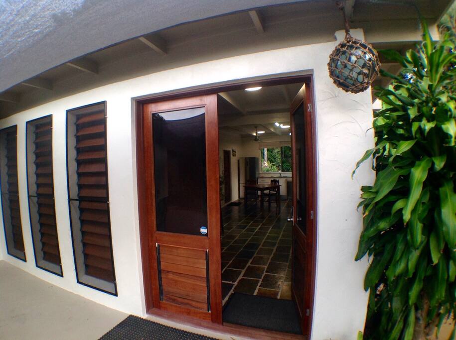 Trinity Beach Studio - Self Contained - A/C - pool - parking at door.