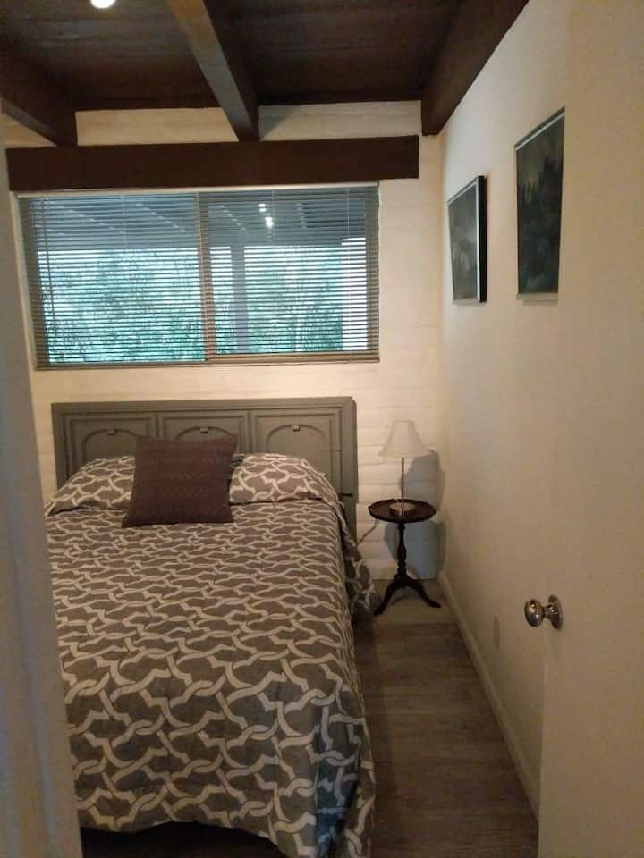 Chumba kidogo cha kulala chenye vitanda viwili