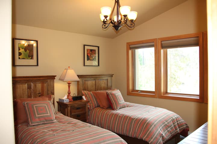 ห้องนอนชั้นบนพร้อมเตียงเดี่ยว 2 เตียง