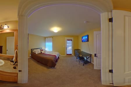 Canal Master w/ Private Entrance & Self Check-in