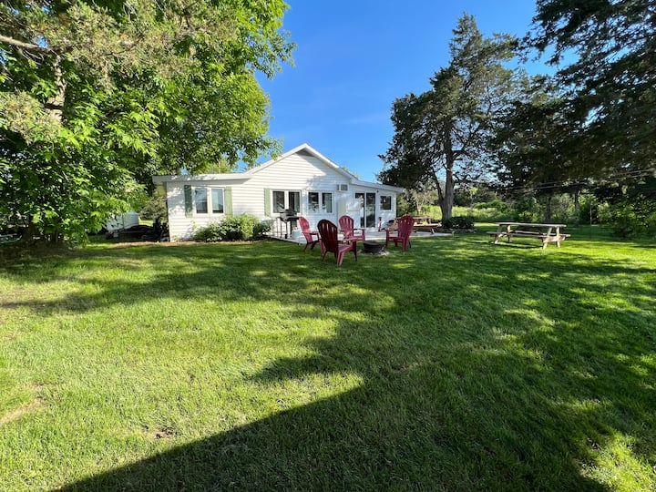 Hay Bay Getaways Cottage Cottages for Rent in Napanee, Ontario
