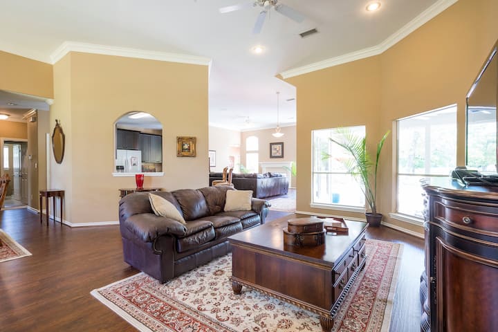 Sala de estar con sofá cama de piel queen extraíble