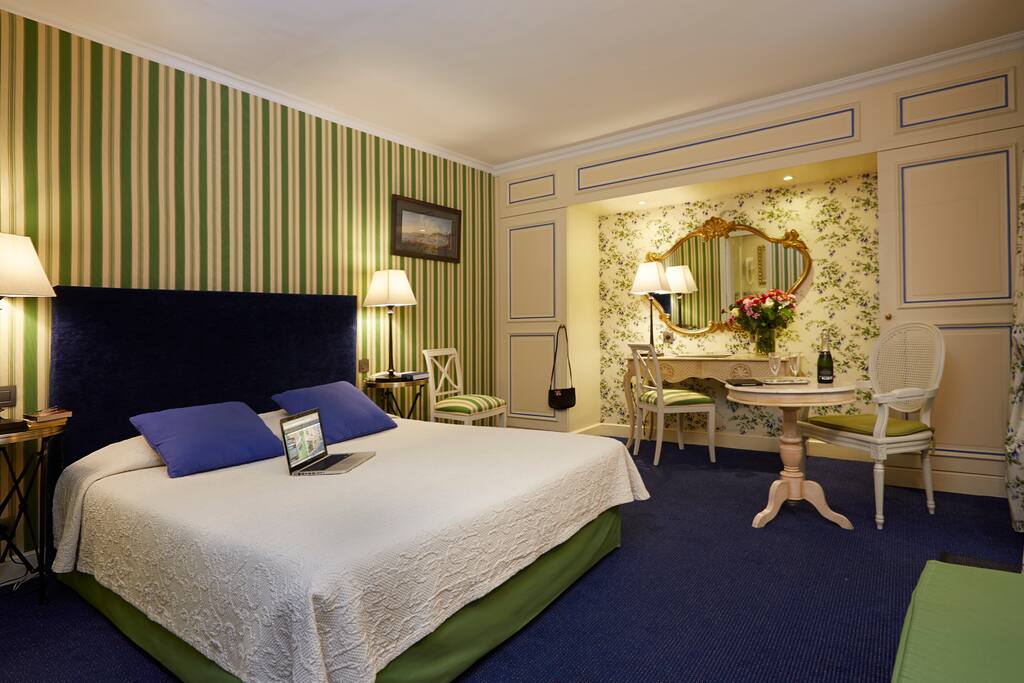Suite junior deluxe avec terasse privée
Un jardin en ville ! Une chambre immense qui s'ouvre sur un coin de paradis… Grande terrasse pour clair de lune privé : un endroit rare et enchanteur, une maison de campagne en plein Marais pour vivre en toute intimité sa lune de miel avec Paris.