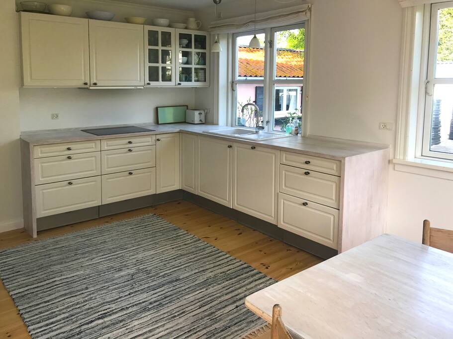 Kitchen w/ oven & dish washer