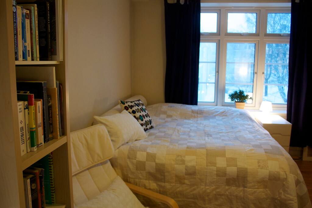 King-size bed. Many pillows and duvets available.
