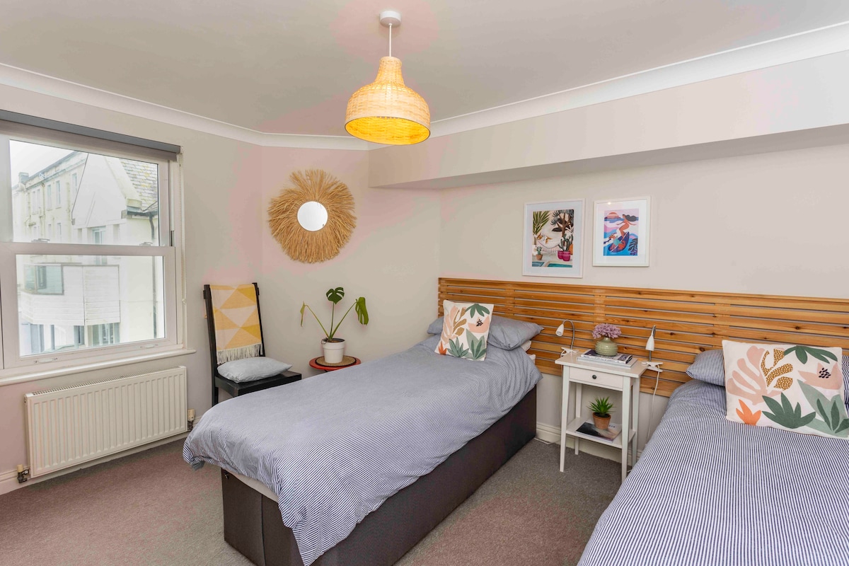 Dormitorio 2. 2 individuales  (la cama tiene cremallera y cerradura, por lo que se pueden organizar como dobles ) con vistas a la playa de Fistral. 