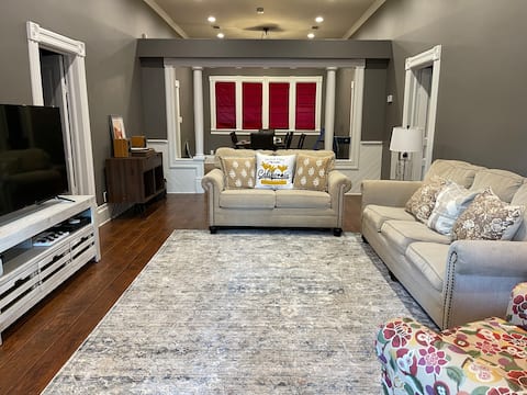 Top Airbnb: Visalia Historic District Walk to Downtown in Visalia