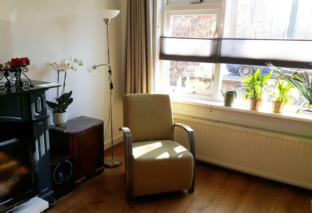 De lichte en ruime woonkamer