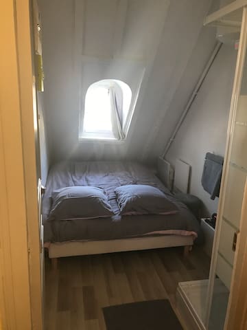 Petite chambre triangle d'or à 50 m AV.Montaigne