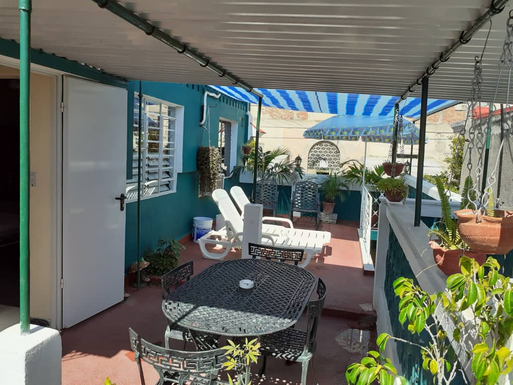 חדר אוכל באוויר הפתוח מול חדרי השינה