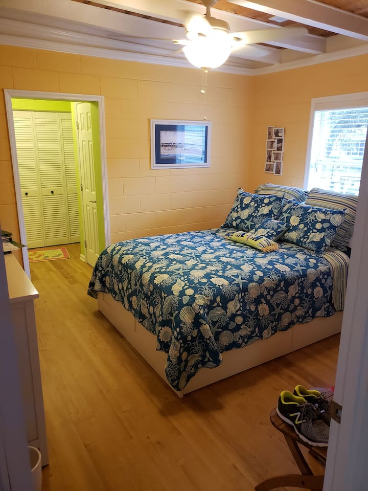 Glavna spavaća soba. Hodnik vodi do kupaonice te perilice i sušilice. 