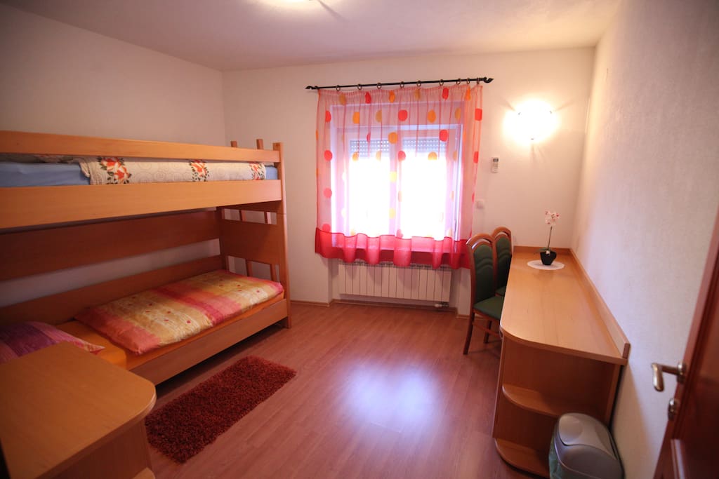Secondary room with bunk bed