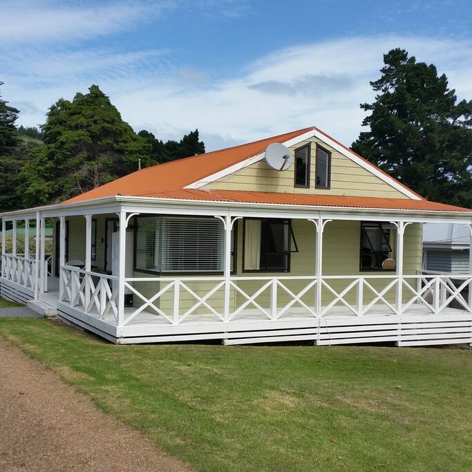 5 mins walk to Onetangi Beach