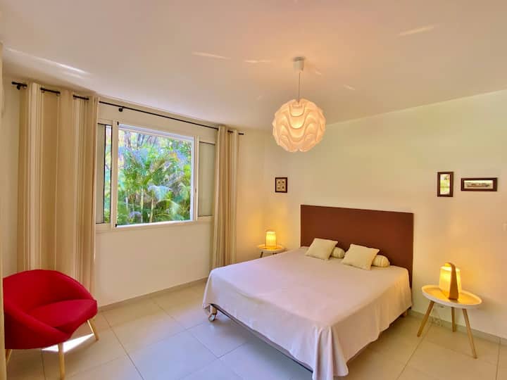 Ampia camera da letto 1 con letto queen-size e aria condizionata