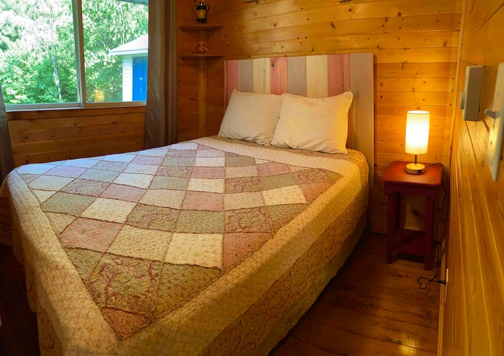 Спална соба бр. 3 - двоен кревет, ноќна масичка, ламба на допир со usb полначи и осцилирачки вентилатор со далечинско