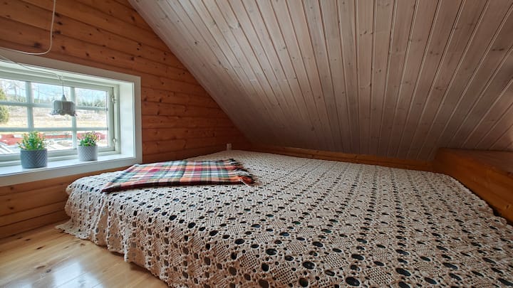 Un acogedor loft para dormir con colchones de cama doble.