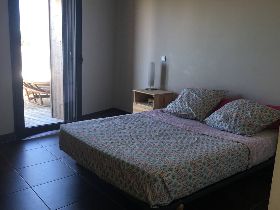 Chambre avec placard et penderie, accès direct à la terrasse.