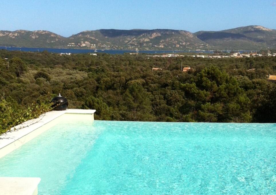 Piscine et vue du Golfe