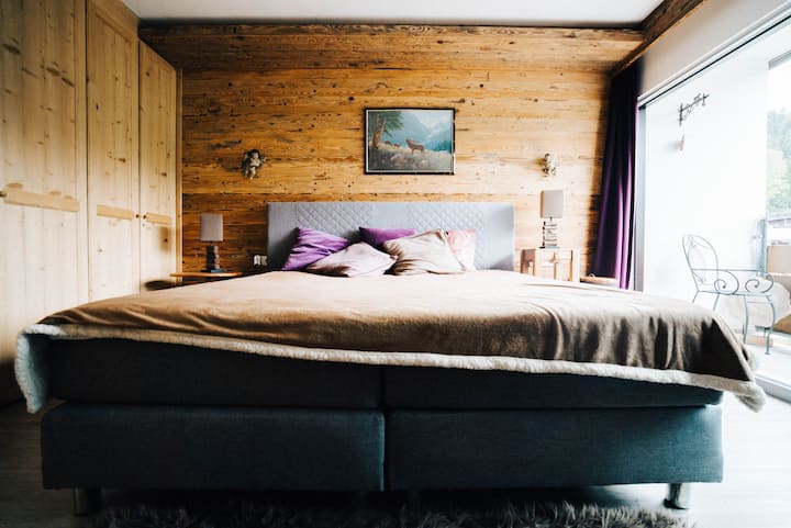 Cama matrimonial grande en el dormitorio 1