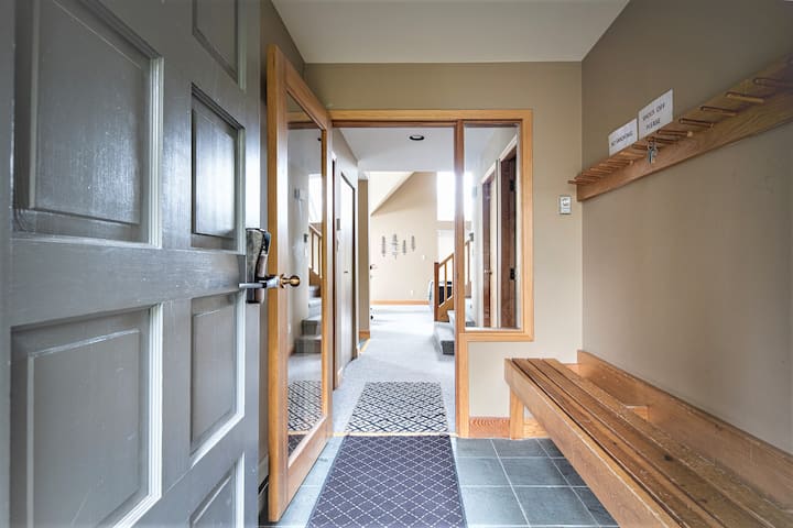 Free Parking Townhome For Ski And Golf - Whistler