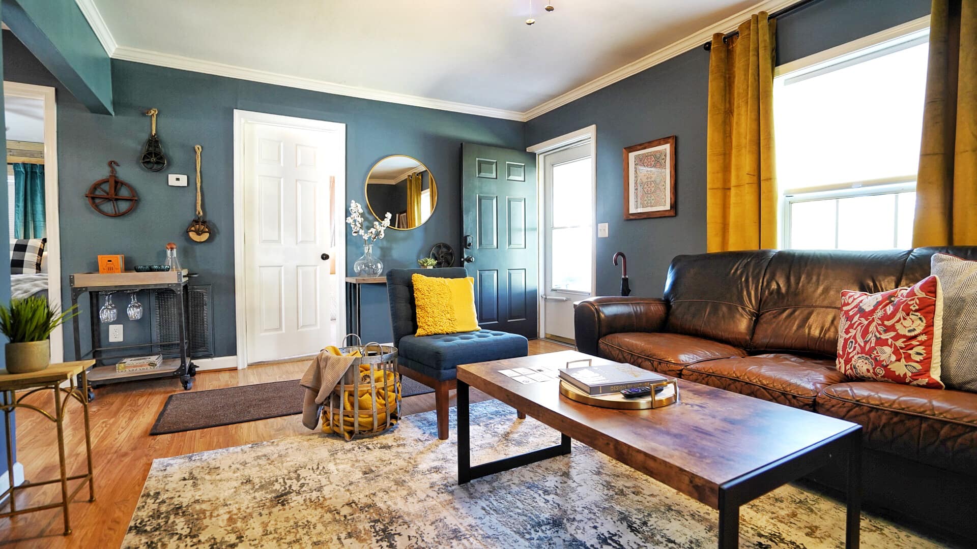 Chic and comfortable downtown home. Many extras!