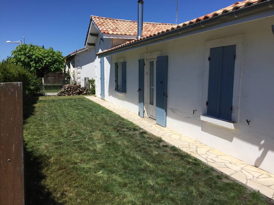 La maison côté rue.