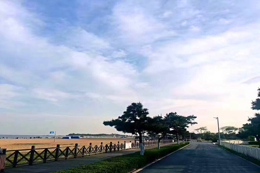 小区前边的木栈道
