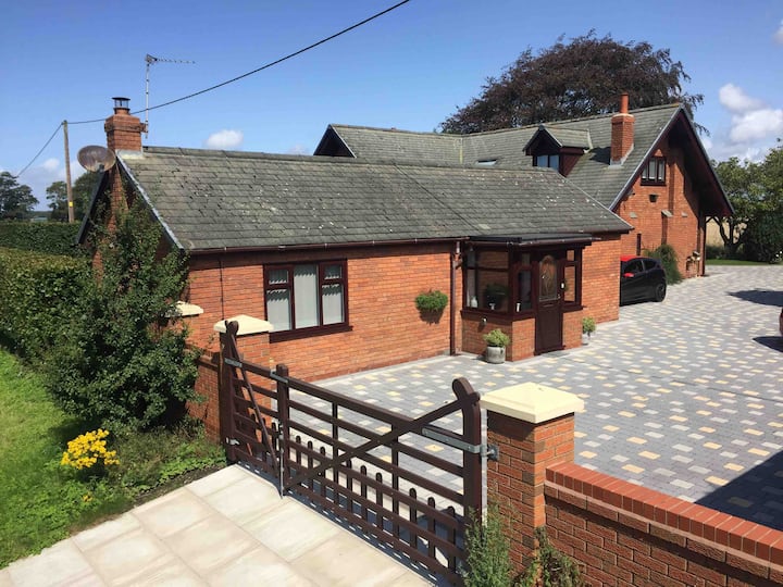 Derek's Countryside Bungalow with 7kw EV Charger Bungalows for Rent