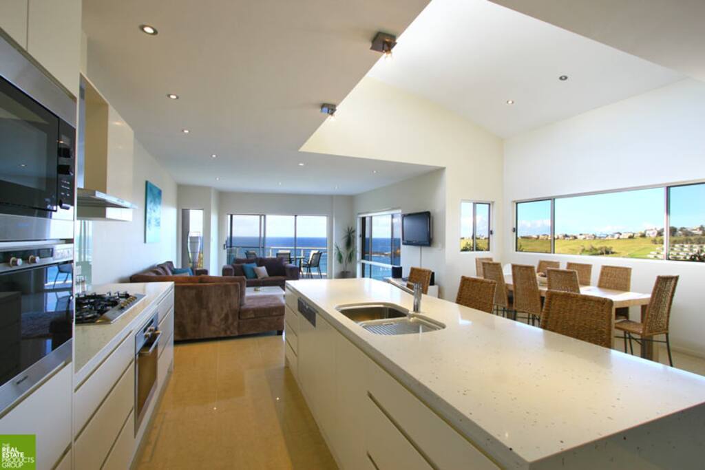 Kitchen/dining and living area
