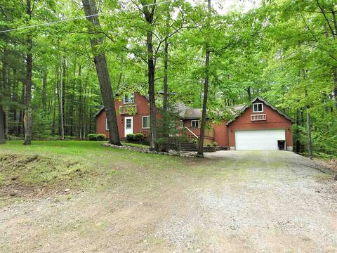 Spacious Higgins Lake cabin