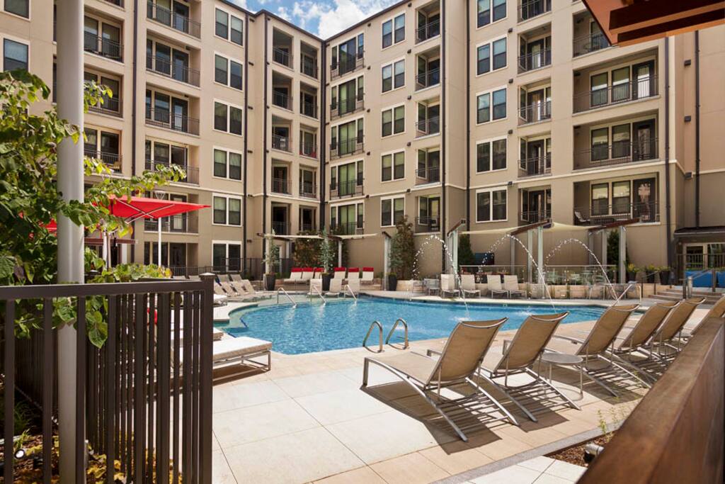 Year Round Pool w/ Private Cabanas and Grill Areas!!