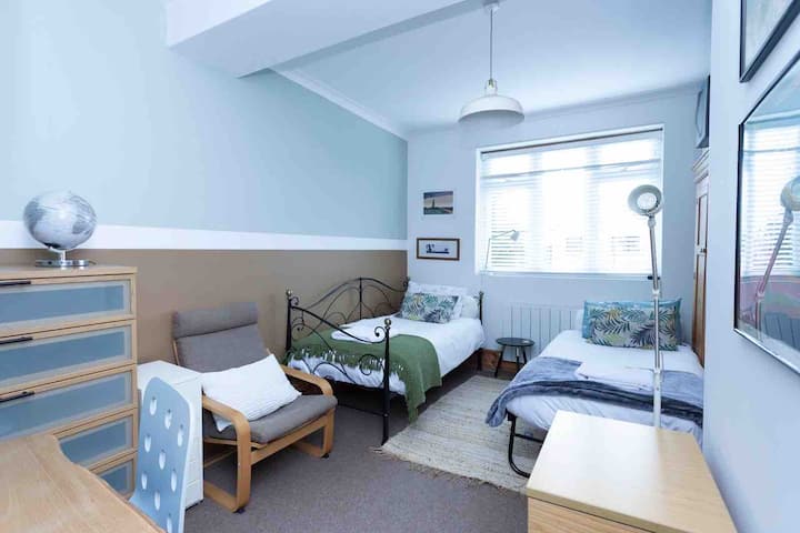 Спалня с 2 отделни легла на горния етаж. 