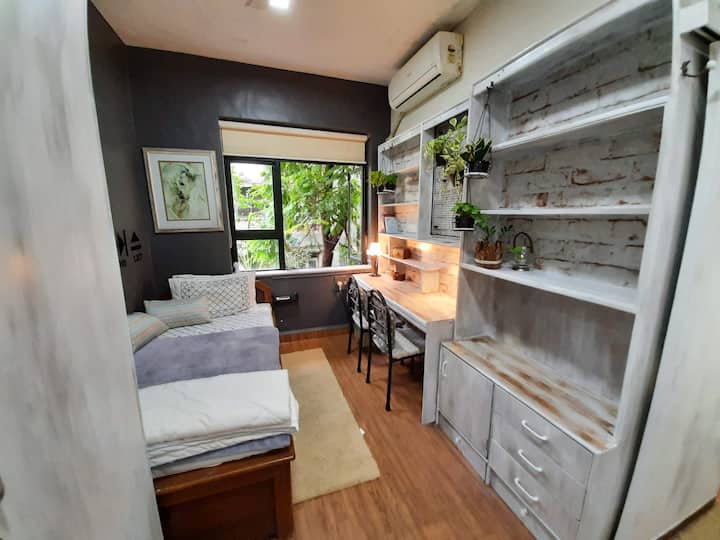 Rustic single room (only) in urban forest bungalow