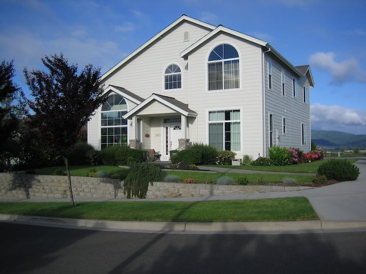 Large room w a view Mallard House Houses for Rent in Medford, Oregon