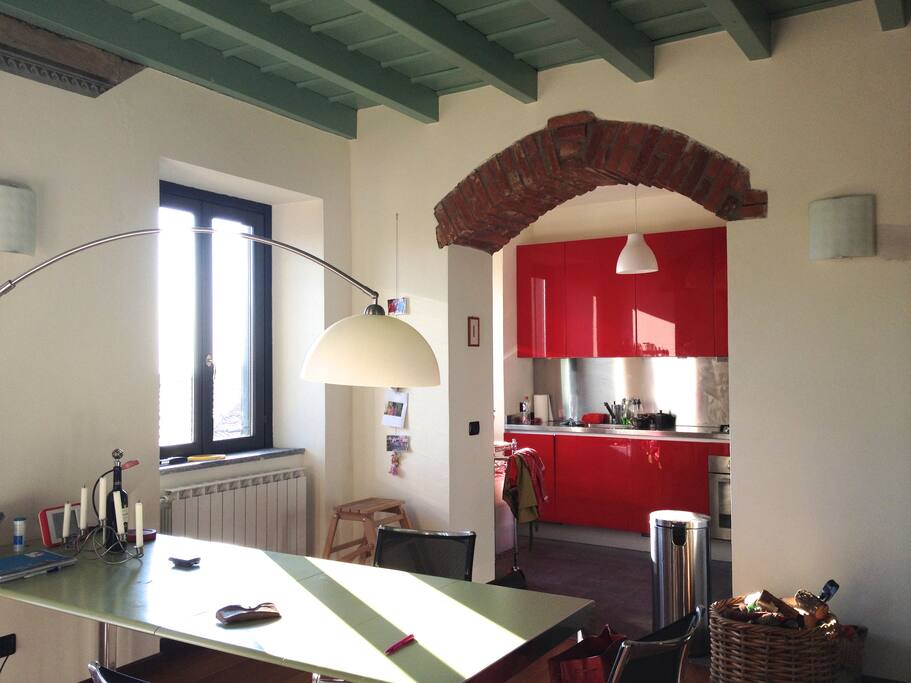 De eetplek bij de open keuken