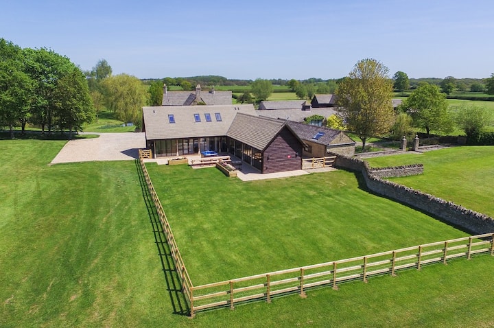 The Cotswold Manor Court, Exclusive Hot Tub, Games Barn, 70 Acres Of Parkland - Witney