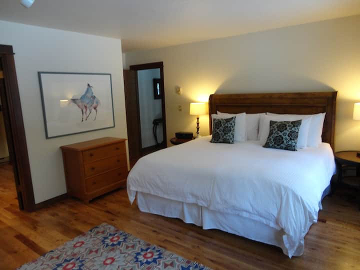 Главна спална соба на горниот кат - брачен кревет (широк 180 - 200