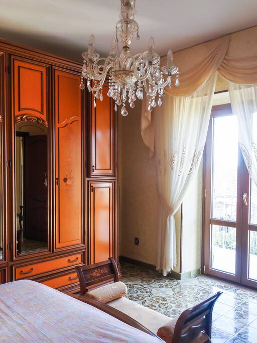 Bedroom with balcon / Camera da letto con balcone